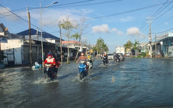 Triều cường dâng cao gây ngập quốc lộ 1 qua Cà Mau