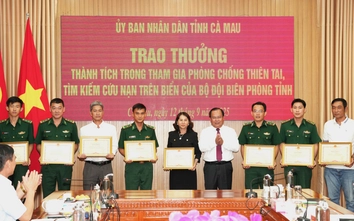 Khen thưởng Bộ đội Biên phòng, ngư dân cứu hộ trên biển Cà Mau