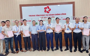 Phú Thọ: 16 người dân vui mừng nhận sổ đỏ sau nhiều năm chờ đợi