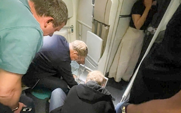 4 bác sĩ cứu kịp thời một hành khách gặp vấn đề sức khỏe trên chuyến bay Vietnam Airlines