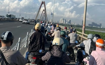 Ngày đầu dựng rào sắt phân làn cầu Nhật Tân: Xe máy ùn ứ, ô tô thênh thang