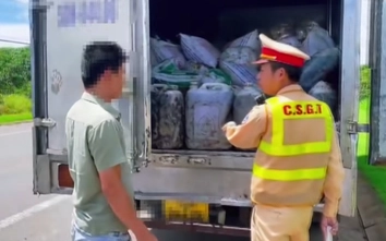 CSGT chặn bắt quả tang xe tải chở gần 7 tấn mỡ động vật không rõ nguồn gốc