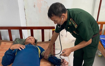 Kịp thời cứu 4 thuyền viên gặp nạn trên biển ở Cà Mau