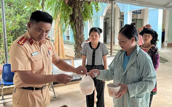 CSGT Lào Cai phát cháo kết hợp tuyên truyền pháp luật ATGT tại bệnh viện 