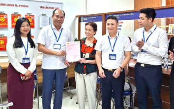 Người dân phấn khởi khi nhận sổ đỏ tại xã, phường