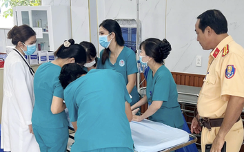 CSGT Đồng Nai dùng xe chuyên dụng đưa bé trai 1 tuổi tím tái nguy kịch đi cấp cứu