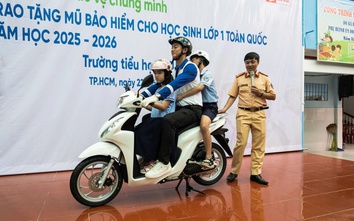 Trao mũ bảo hiểm cho học sinh trường tiểu học ở TP.HCM