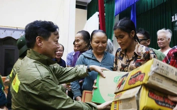 Hà Tĩnh: Những bữa cơm ấm tình người giữa mưa bão số 10