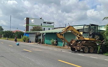 Xe máy va chạm xe cuốc, chồng tử vong, vợ bị thương