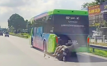 Xe máy bất ngờ đâm phía sau xe buýt