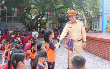 Học sinh, sinh viên Hà Nội học an toàn giao thông đầu năm học 2025