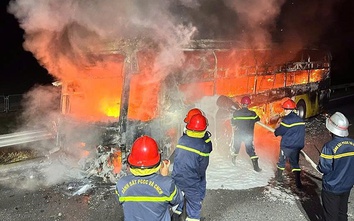Xe khách bất ngờ bốc cháy khi lưu thông trên cao tốc Bắc - Nam qua Hà Tĩnh