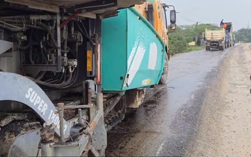 Huế: Kiểm tra mặt đường QL49B thảm nhựa gặp mưa, không đạt sẽ cào bóc làm lại