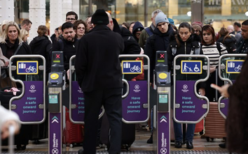 Cháy gần đường ray khiến đường sắt kết nối sân bay Heathrow ở Anh hỗn loạn