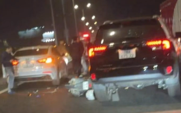 Say rượu, người đàn ông đi xe máy ngược chiều trên cao tốc, va chạm hai ô tô