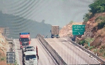 Ngăn chặn 3 thiếu niên trèo rào vào chơi đùa trên cao tốc Cam Lâm - Vĩnh Hảo