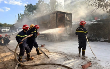 Gia Lai: Xe tải bốc cháy ngùn ngụt trong cây xăng