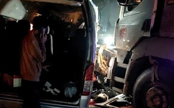 Va chạm giữa xe khách và hai xe đầu kéo trên cao tốc Mai Sơn - QL45, bốn người tử vong