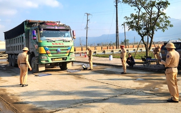 Xe chở vật liệu rơi vãi, kéo bùn đất "bủa vây" tuyến tránh quốc lộ 1 qua Hà Tĩnh