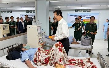 Nguyên Thủ tướng Nguyễn Tấn Dũng thăm, tặng quà bệnh nhân tại Bệnh viện Quân y 121