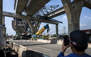 Thái Lan: Lại sập cần cẩu từ công trình giao thông xuống đường, 7 người thương vong