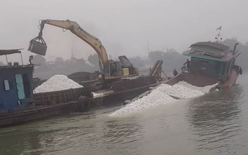 Tàu chở hàng gặp sự cố trên sông Lô ở Phú Thọ