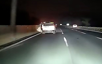 Thót tim cảnh ô tô 7 chỗ dừng giữa làn 120km/h trên cao tốc Hà Nội - Hải Phòng