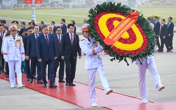 Đại biểu dự Đại hội Đảng lần thứ XIV vào Lăng viếng Chủ tịch Hồ Chí Minh