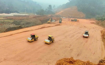 Nhộn nhịp công trường cao tốc hai đầu Bắc - Nam dịp tết Dương lịch