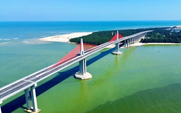 Huế: Ngắm cầu dây văng vượt biển dài nhất miền Trung