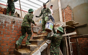 Gia Lai: Bộ đội "ăn Tết" trên công trường để dựng nhà cho dân