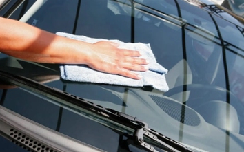 Kính ô tô có nên đánh bóng nhiều lần?