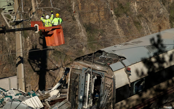 Tai nạn tàu cao tốc ở Tây Ban Nha: Huy động máy móc hạng nặng tìm thi thể nạn nhân