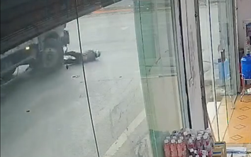 Đi vào điểm mù xe tải, xe máy bị cuốn vào gầm