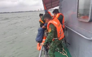 Nghệ An: Kịp thời cứu hai ngư dân gặp nạn lật thuyền trên biển