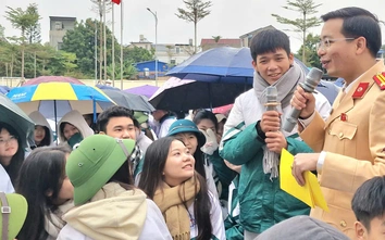 Không ngại mưa rét, hàng nghìn học sinh tham gia buổi học đặc biệt cùng CSGT Thái Nguyên