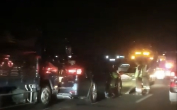 Cao tốc TP HCM – Trung Lương ùn ứ dài do tai nạn liên hoàn 6 xe ô tô