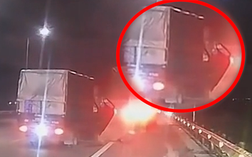 Đầu xe tải biến dạng sau cú tông đuôi ô tô trên cao tốc