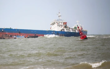 Cận cảnh tàu hàng hơn 2.900 tấn gặp nạn ở Quảng Trị, 11 thuyền viên được đưa vào bờ
