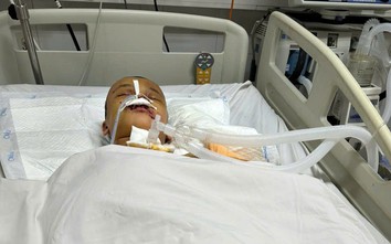 Nữ sinh Hà Tĩnh nguy kịch sau tai nạn giao thông, mẹ ung thư kiệt sức chăm con