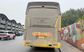 Ô tô đang chạy bị bùn đất che biển số, tài xế có phải dừng lại ngay để lau vết bẩn?