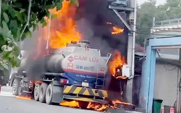 TP.HCM: Cháy xe bồn chở xăng ở Nhà Bè, cột khói cao hàng chục mét