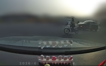 Ngang nhiên đi ngược vòng xuyến, tài xế thách thức "tử thần"