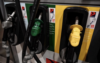 Vì sao Malaysia đề xuất xử phạt chủ phương tiện đăng ký nước ngoài mua xăng RON95?