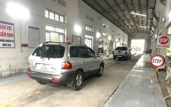 Trung tâm đăng kiểm đồng loạt dừng dán tem thu phí đường bộ