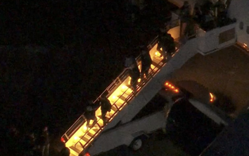 Hình ảnh Tổng thống Venezuela được đưa khỏi máy bay, bị lực lượng Mỹ giữ tại căn cứ