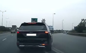 Ô tô 7 chỗ chuyển làn ẩu, suýt gây tai nạn giao thông