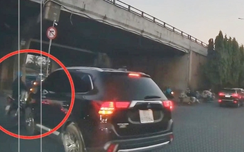 Rẽ cắt ngang dòng phương tiện, ô tô va chạm xe máy tại gầm cầu vượt