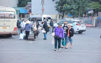 Người dân tay xách nách mang trở lại Hà Nội, bến xe đông đúc