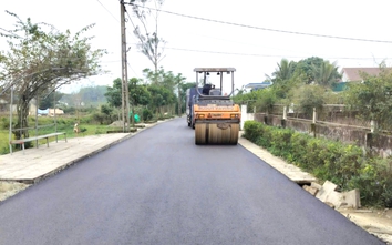 Nhiều tuyến đường giao thông nông thôn ở Hà Tĩnh được "thay áo mới”